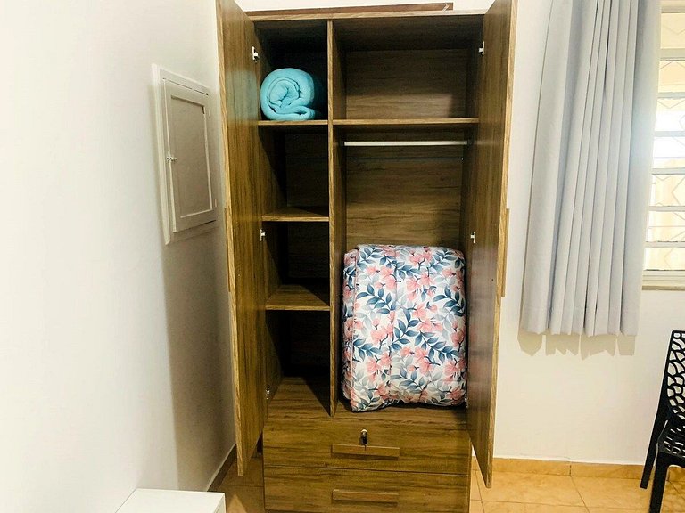 Quarto térreo bem localizado com Netflix - A45