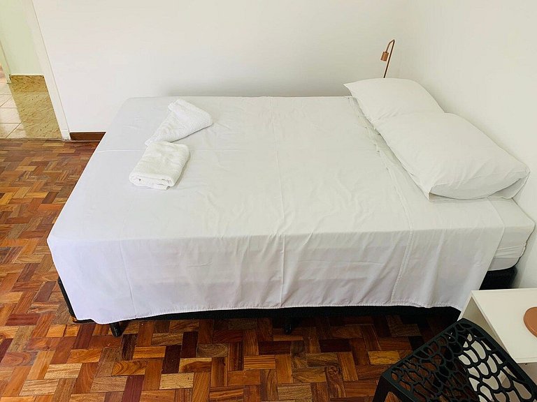 Quarto arejado na Vila Olímpia com Smart TV - A48