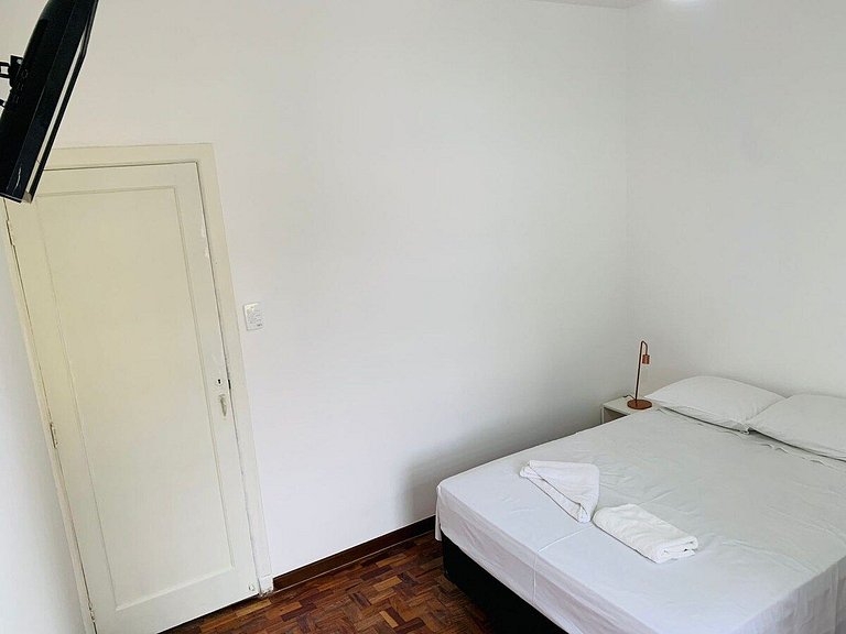 Quarto arejado na Vila Olímpia com Smart TV - A48
