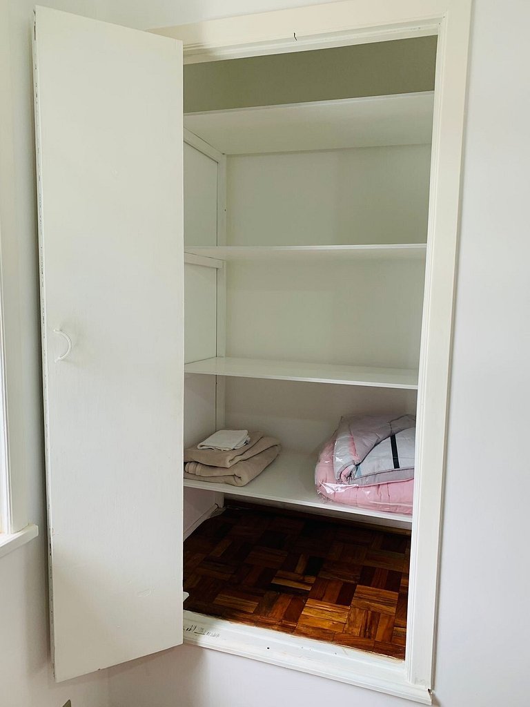 Quarto arejado na Vila Olímpia com Smart TV - A48