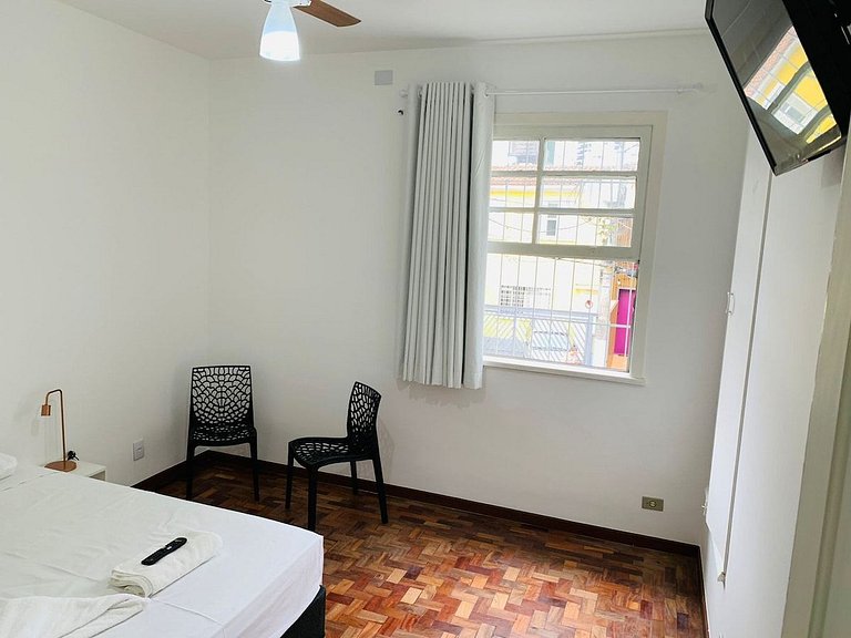 Quarto arejado na Vila Olímpia com Smart TV - A48