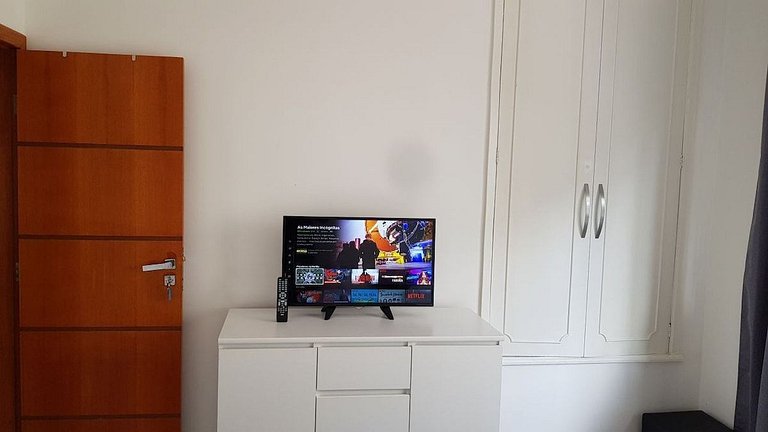 Quarto confortável com ar condicionado e smart tv - A01