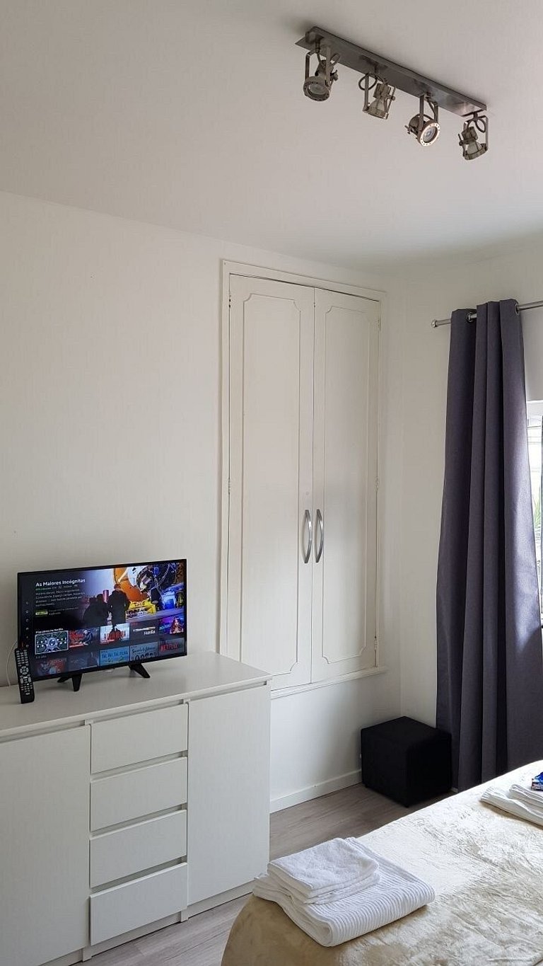 Quarto confortável com ar condicionado e smart tv - A01