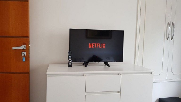 Quarto confortável com ar condicionado e smart tv - A01