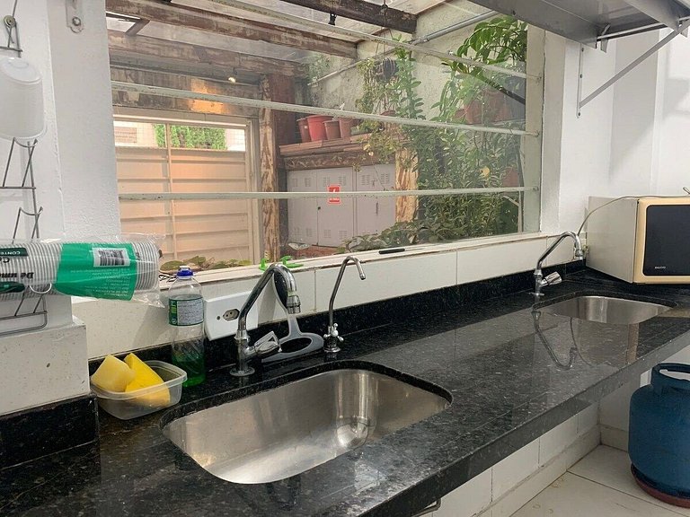 Quarto com banheiro * Super Localização * - A60