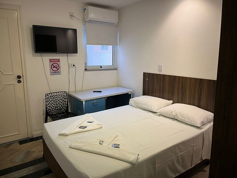 Suíte com banheiro e A/C na Vila Olímpia - A09