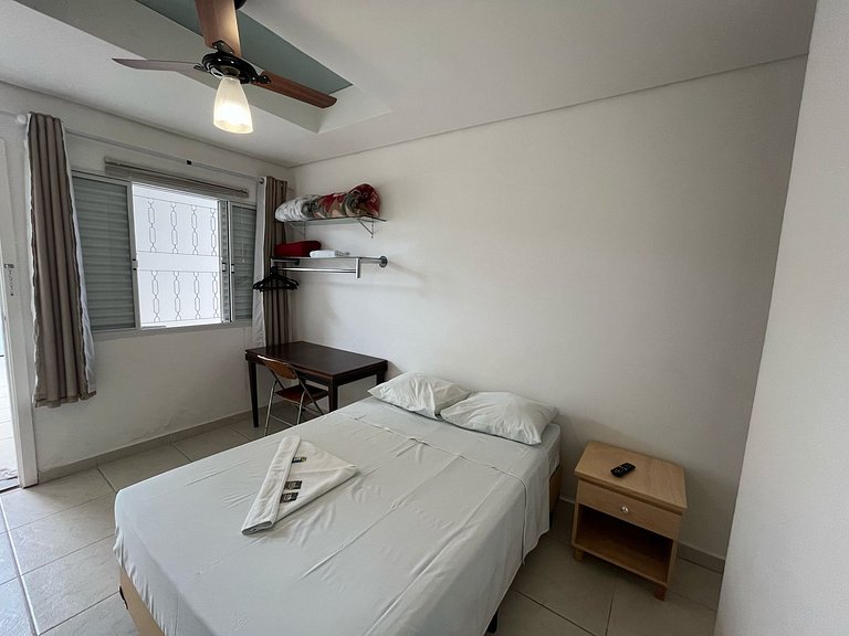 Quarto com banheiro * Super Localização * - A60