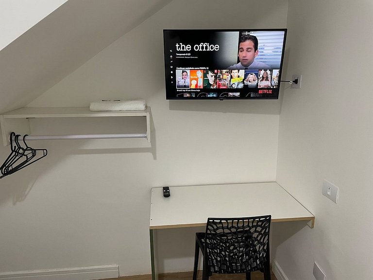 Quarto super localização com NetFlix | A50