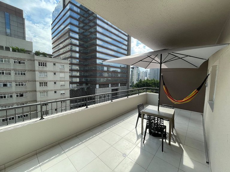 Studio com varanda gigante e localização incrível
