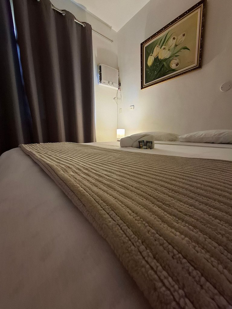 Quarto confortável com *Smart TV* - A13