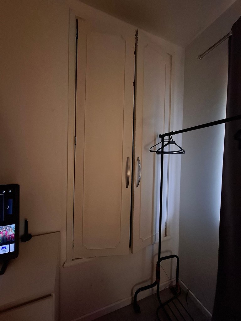 Quarto confortável com *Smart TV* - A13
