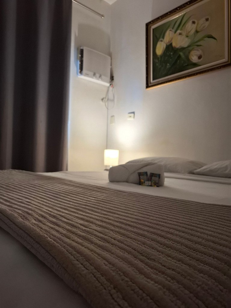 Quarto confortável com *Smart TV* - A13
