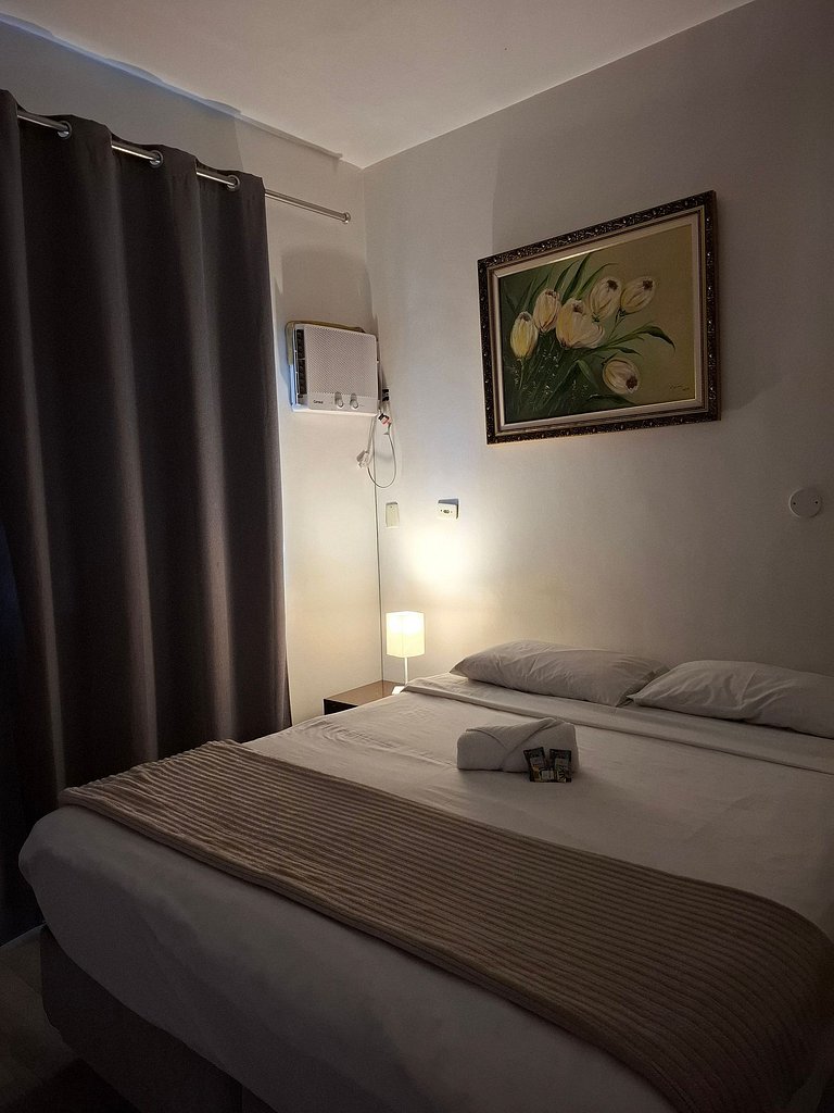 Quarto confortável com *Smart TV* - A13