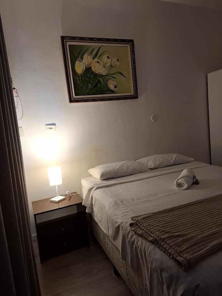 Quarto confortável com ar condicionado e smart tv - A01