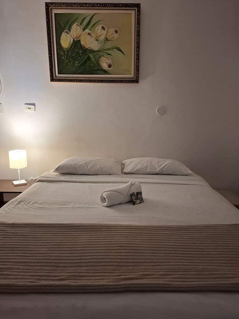 Quarto confortável com ar condicionado e smart tv - A01