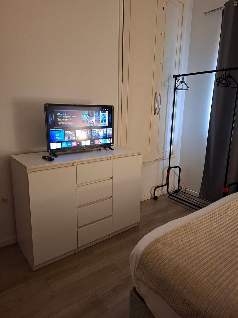Quarto confortável com ar condicionado e smart tv - A01
