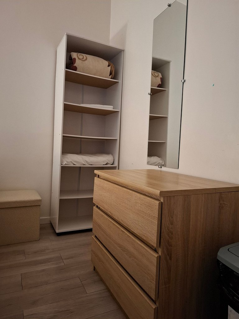 Quarto confortável com ar condicionado e smart tv - A01