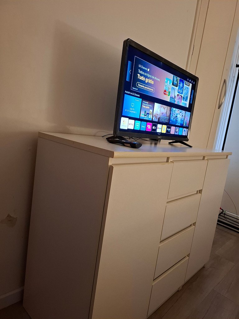 Quarto confortável com *Smart TV* - A13