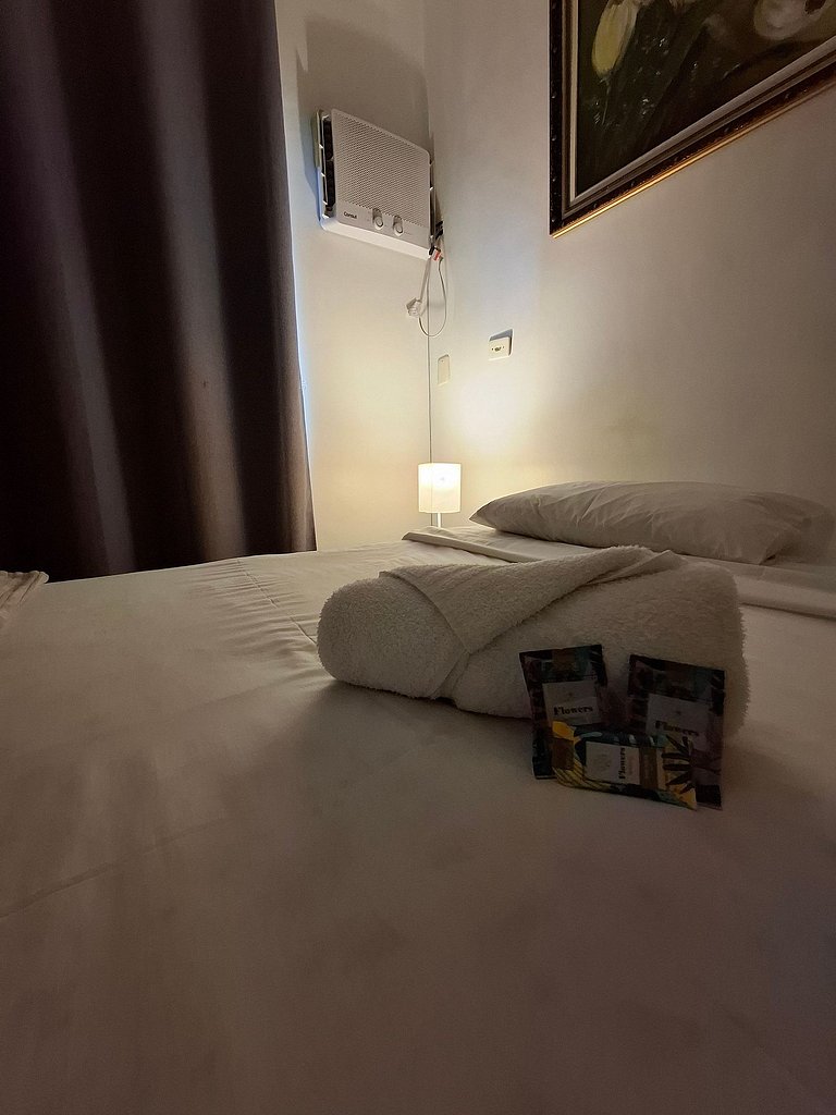 Quarto confortável com *Smart TV* - A13