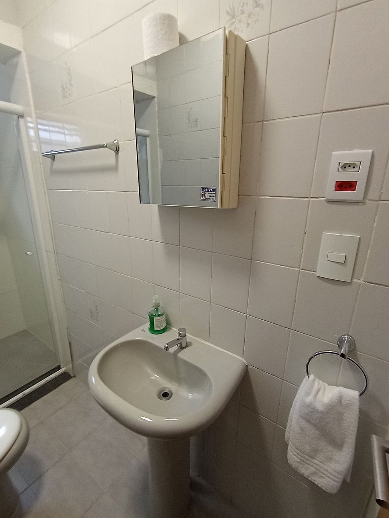 Suíte com banheiro e A/C na Vila Olímpia - A05