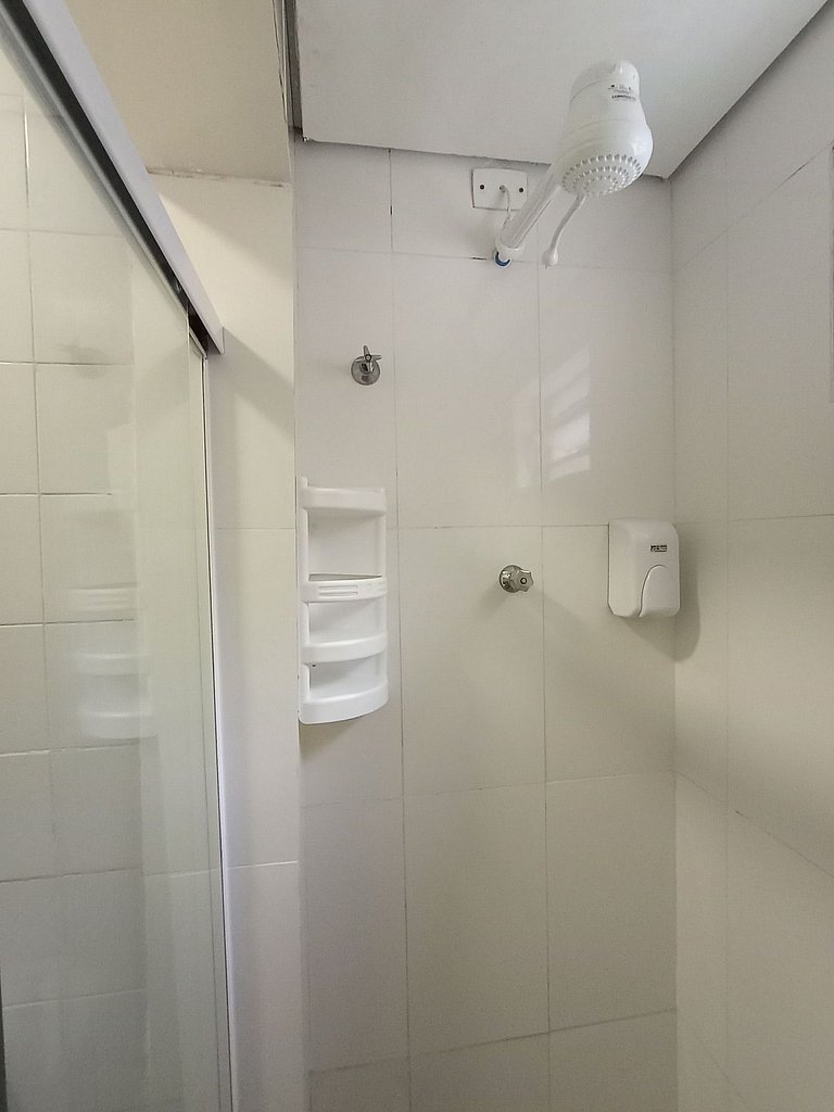 Suíte com banheiro e A/C na Vila Olímpia - A05