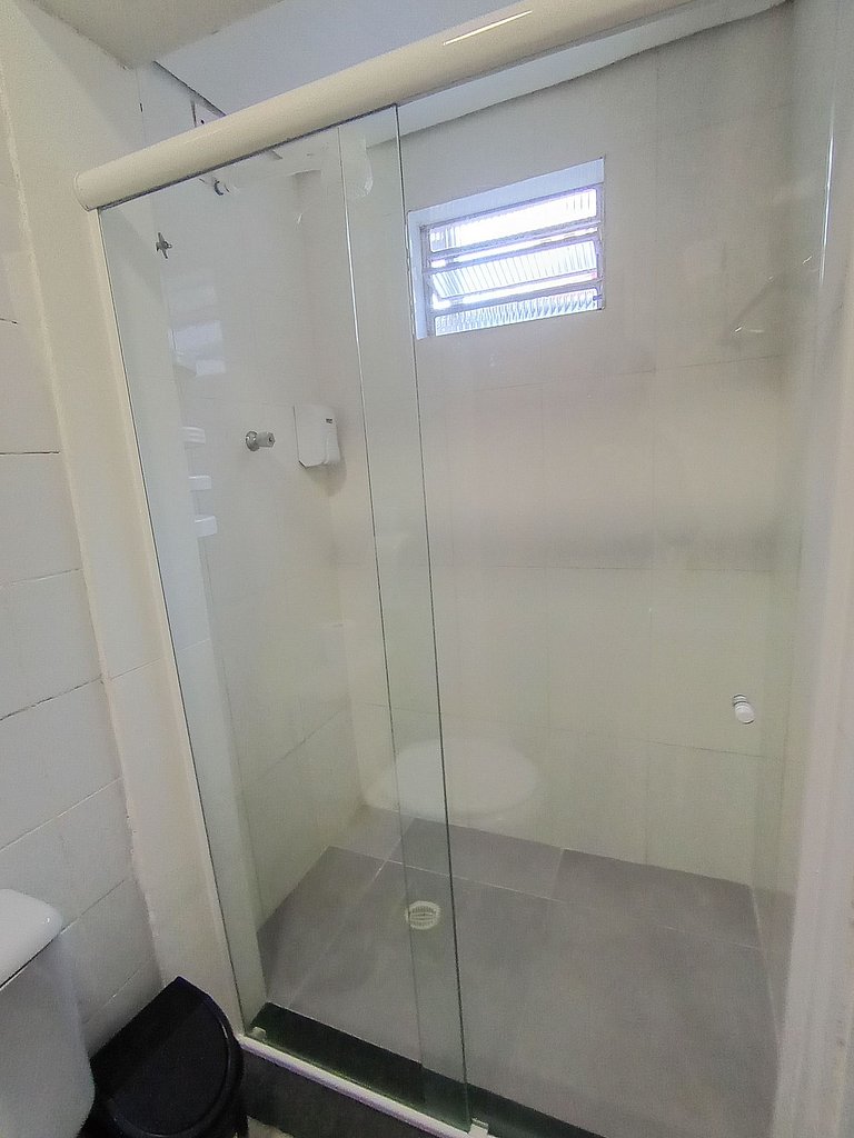 Suíte com banheiro e A/C na Vila Olímpia - A09