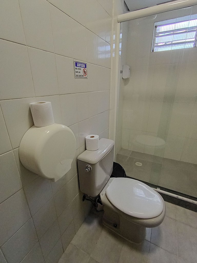 Suíte com banheiro e A/C na Vila Olímpia - A09