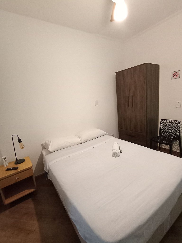 Suíte com banheiro e A/C na Vila Olímpia - A05