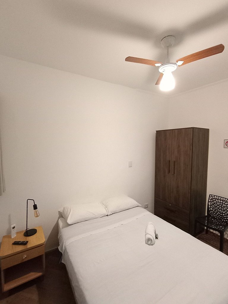Suíte com banheiro e A/C na Vila Olímpia - A05