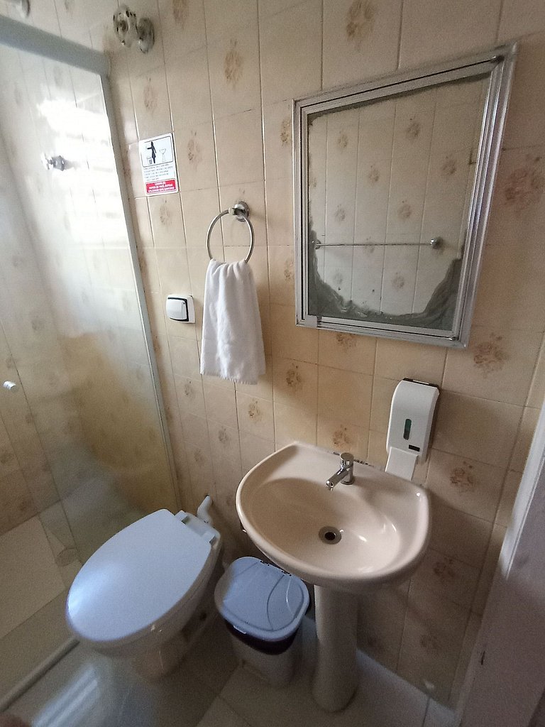 Quarto amplo com Ar/C e *Netflix* - A11