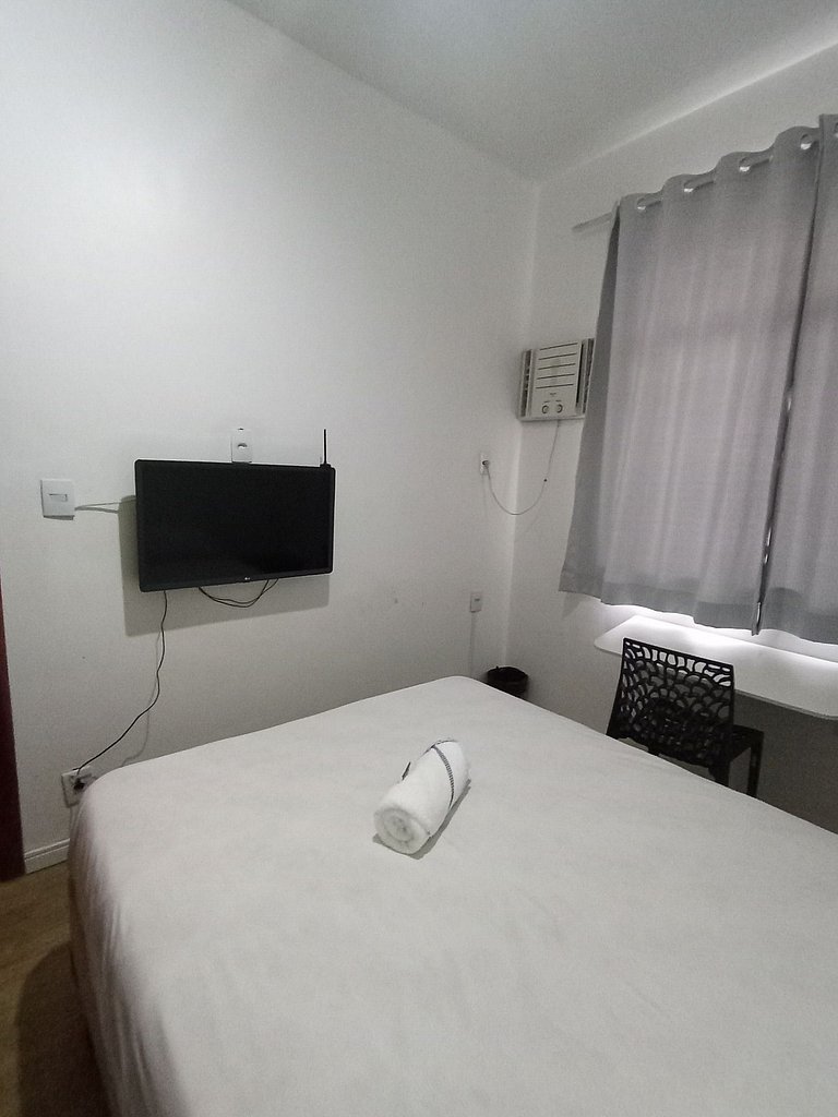 Quarto Vila Olímpia * AR/C * SmartTV * Localização - A04