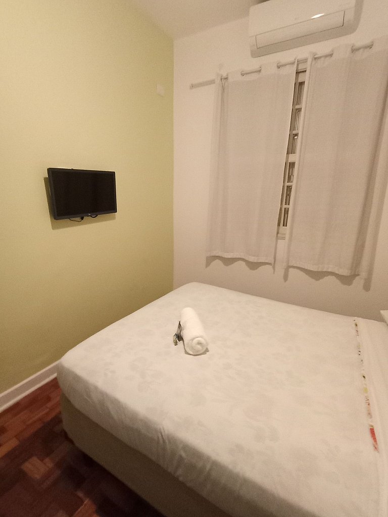 Bedroom with double bed * Melhor Localização *