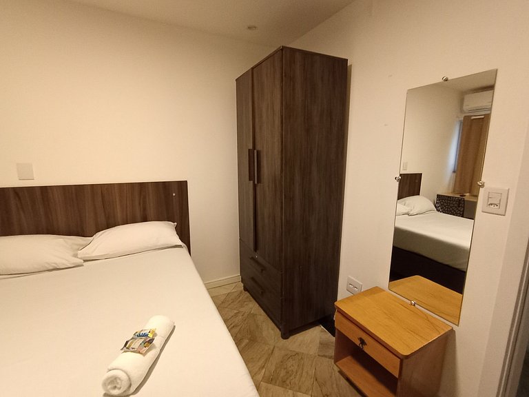 Suíte com banheiro e A/C na Vila Olímpia - A05