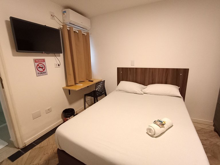 Suíte com banheiro e A/C na Vila Olímpia - A09