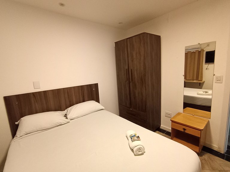 Suíte com banheiro e A/C na Vila Olímpia - A05