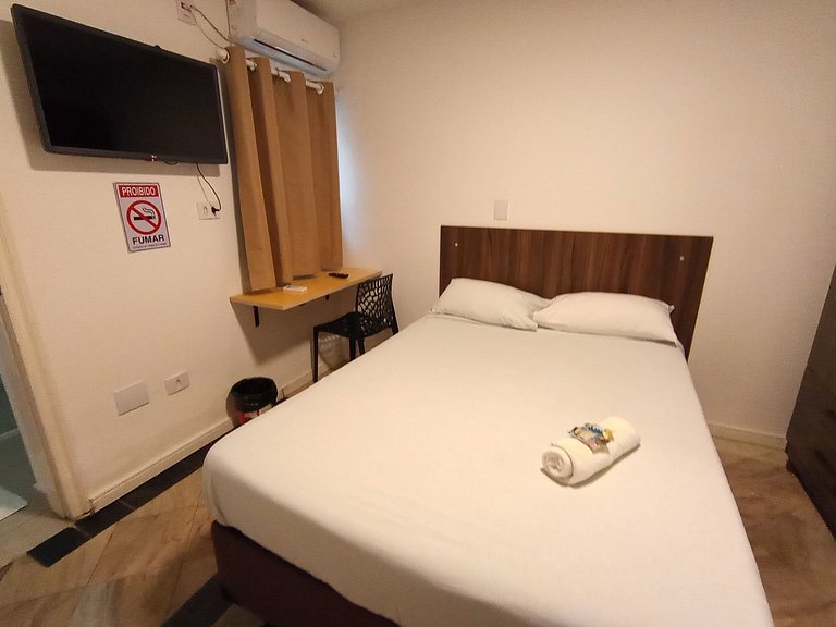 Suíte com banheiro e A/C na Vila Olímpia - A09