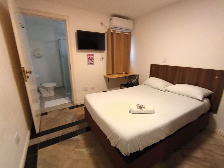 Suíte com banheiro e A/C na Vila Olímpia - A09