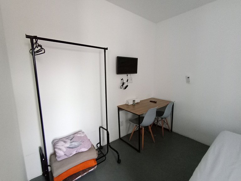 Suíte iluminada e bem localizada - A68