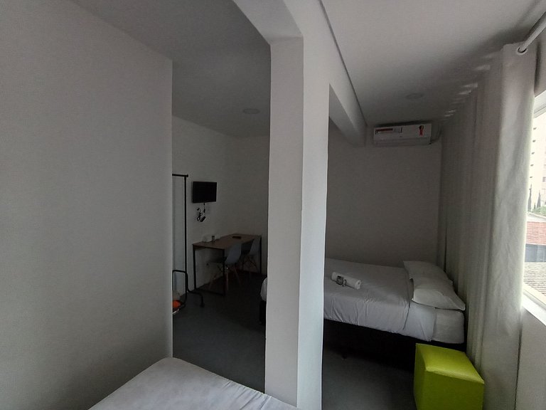Suíte iluminada e bem localizada - A37