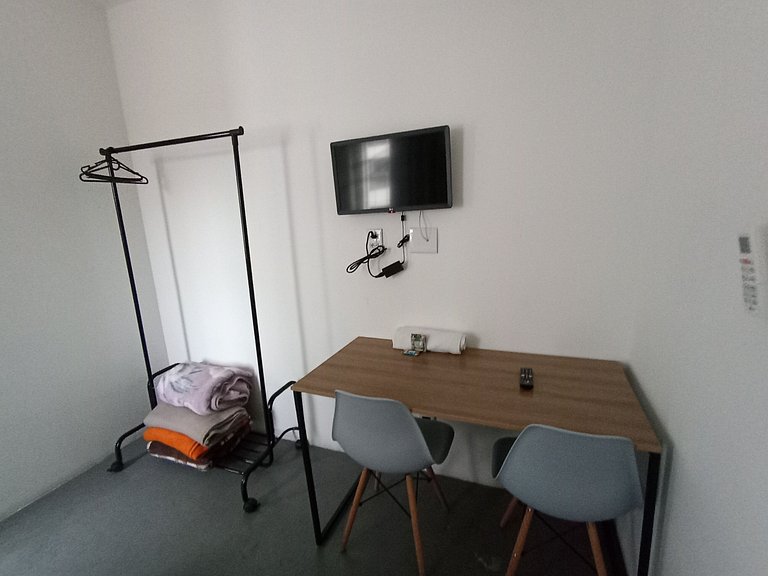 Suíte iluminada e bem localizada - A68