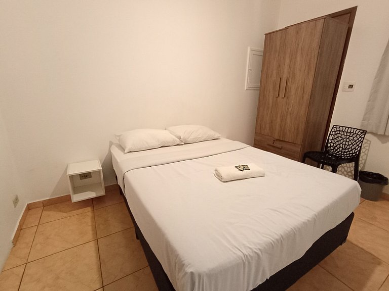 Quarto térreo bem localizado com Netflix - A45