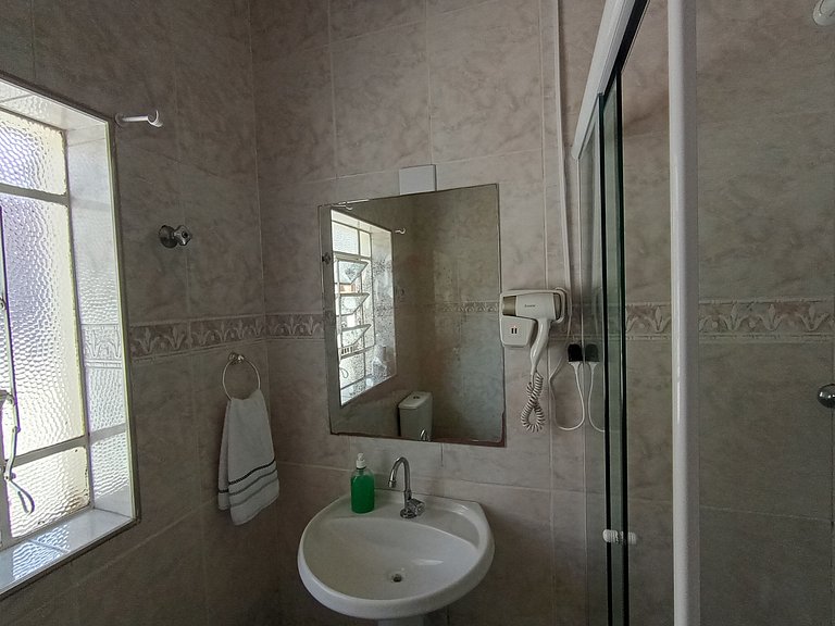 Quarto térreo bem localizado com Netflix - A45