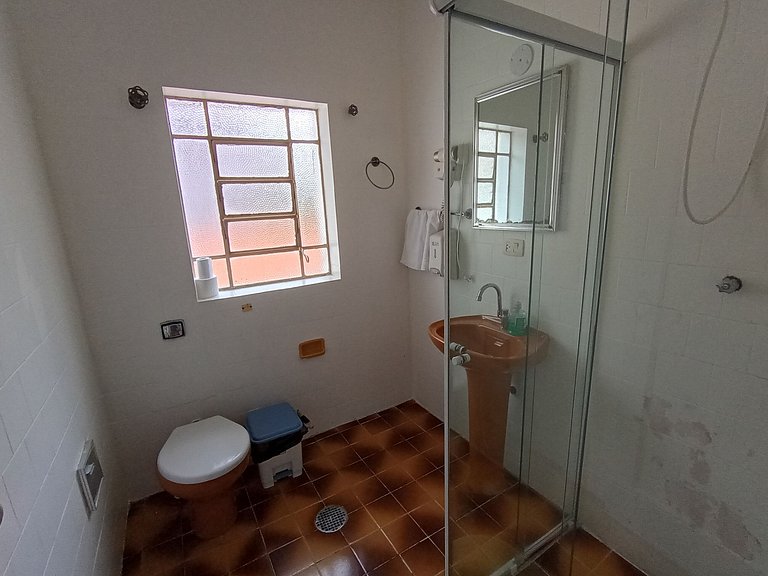 Quarto térreo bem localizado com Netflix - A46