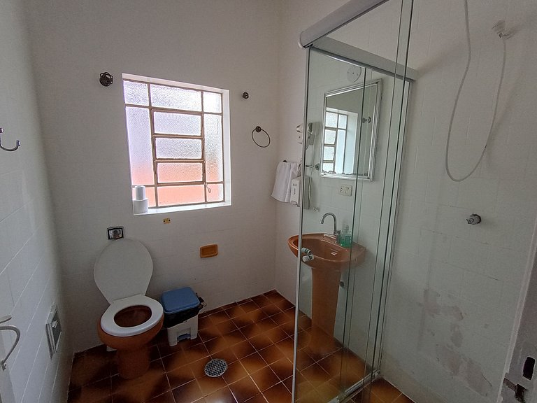 Quarto térreo bem localizado com Netflix - A45