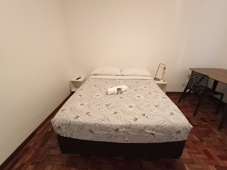 Quarto arejado na Vila Olímpia com Smart TV - A47