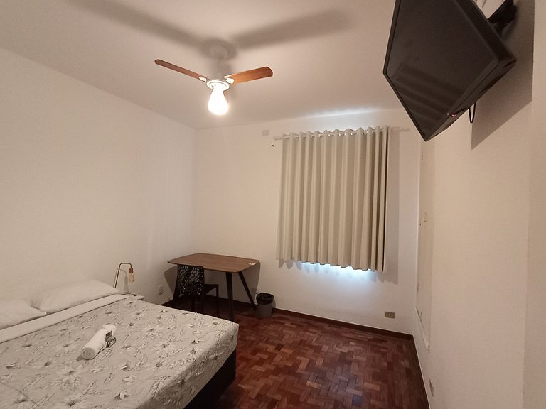 Quarto arejado na Vila Olímpia com Smart TV - A48