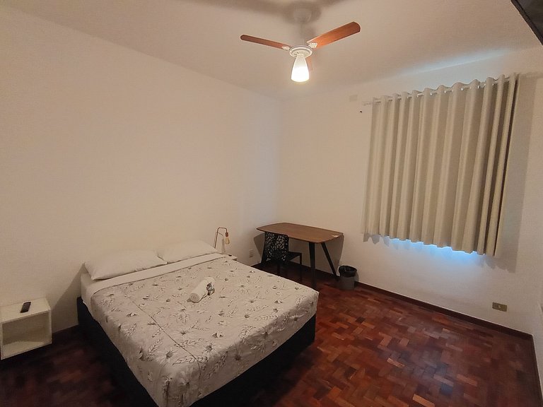 Quarto arejado na Vila Olímpia com Smart TV - A48