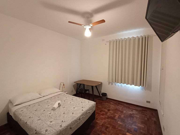 Quarto arejado na Vila Olímpia com Smart TV - A47