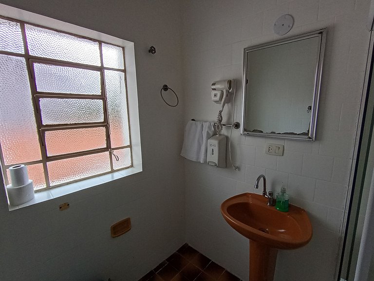 Quarto arejado na Vila Olímpia com Smart TV - A48