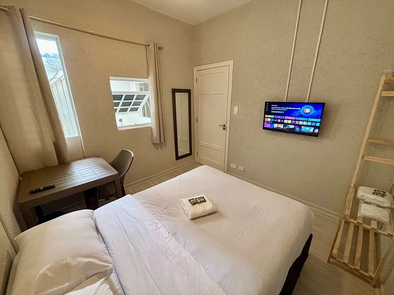 Quarto com SmartTV e mesa na Vila Olímpia - A65